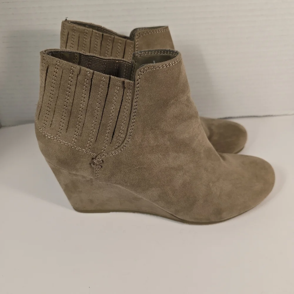 Dolce Vita Boots Womens 8 Dolcetta Kimmy Ankle‎ Bootie Brown Suede Pull On Wedge
